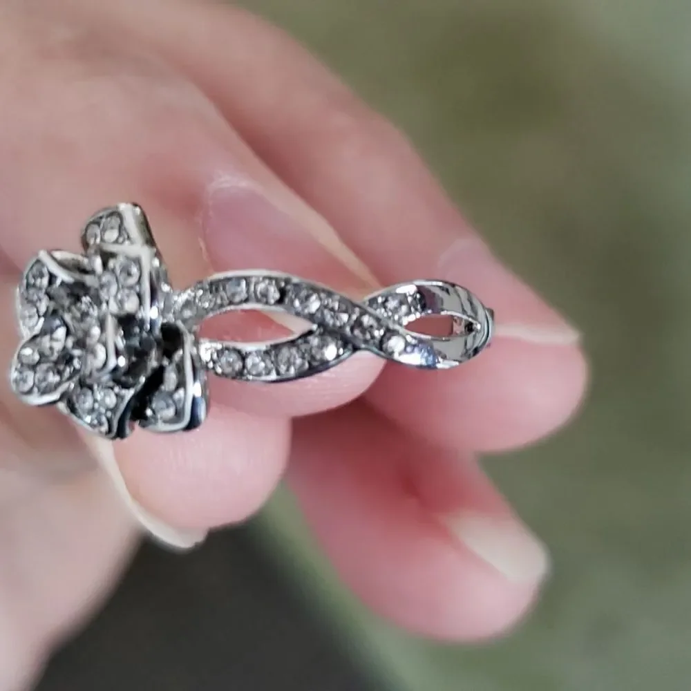 Gorgeous CZ Flower Ring- Sparkly & Stunning! Sz 7